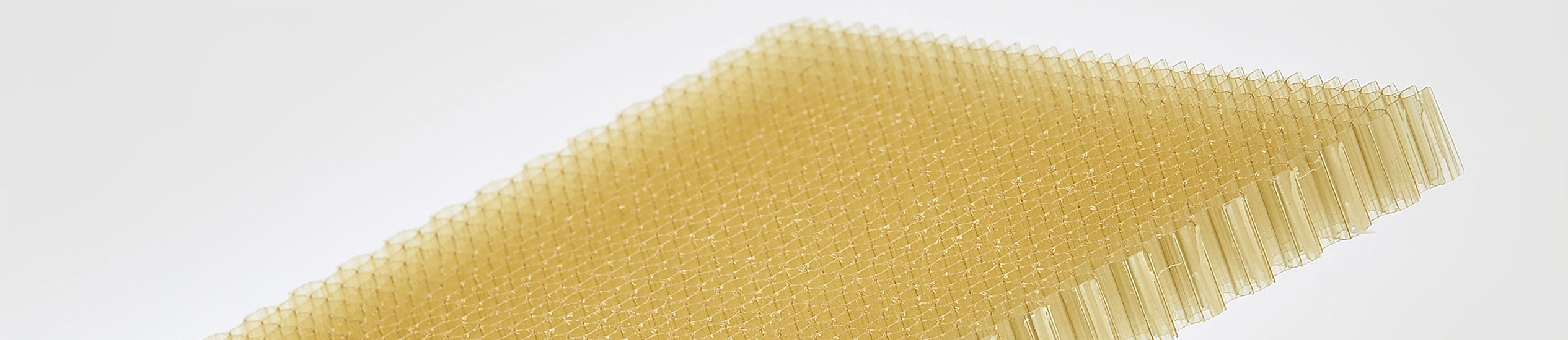 CEL propose une large gamme de matériaux d'âme : nid d'abeille en aluminium, thermoplastiques, papier aramide et mousses. Ces matériaux peuvent être utilisés