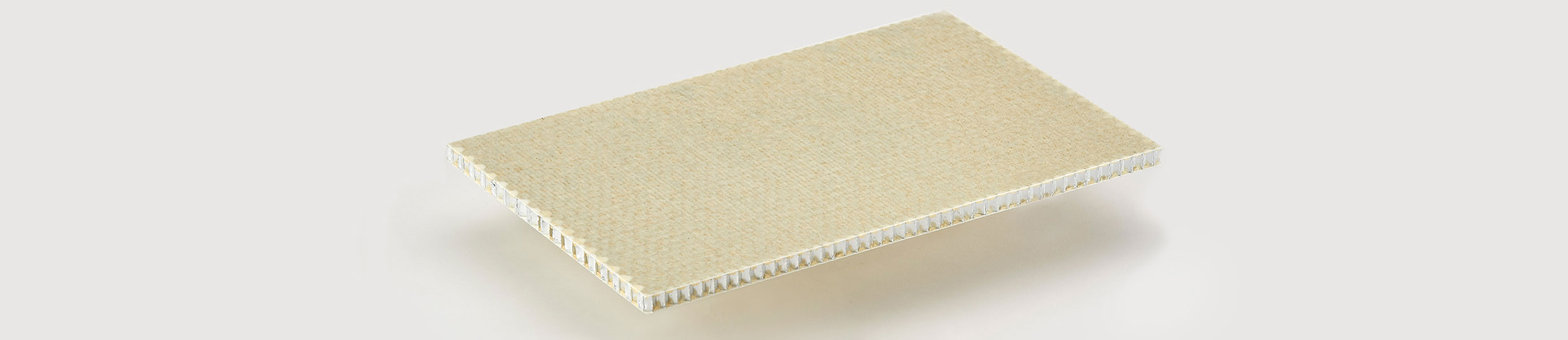 L'ALUSTEP® 500 Light est un panneau sandwich en nid d'abeille d'aluminium avec des peaux en fibre de verre imprégnées de résine époxy.
