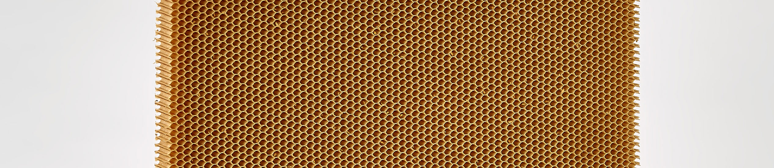 Le nid d’abeille en Nomex® est un produit non métallique, très léger et résistant. Il est réalisé avec un papier aramidique imprégné d’une résine phénolique